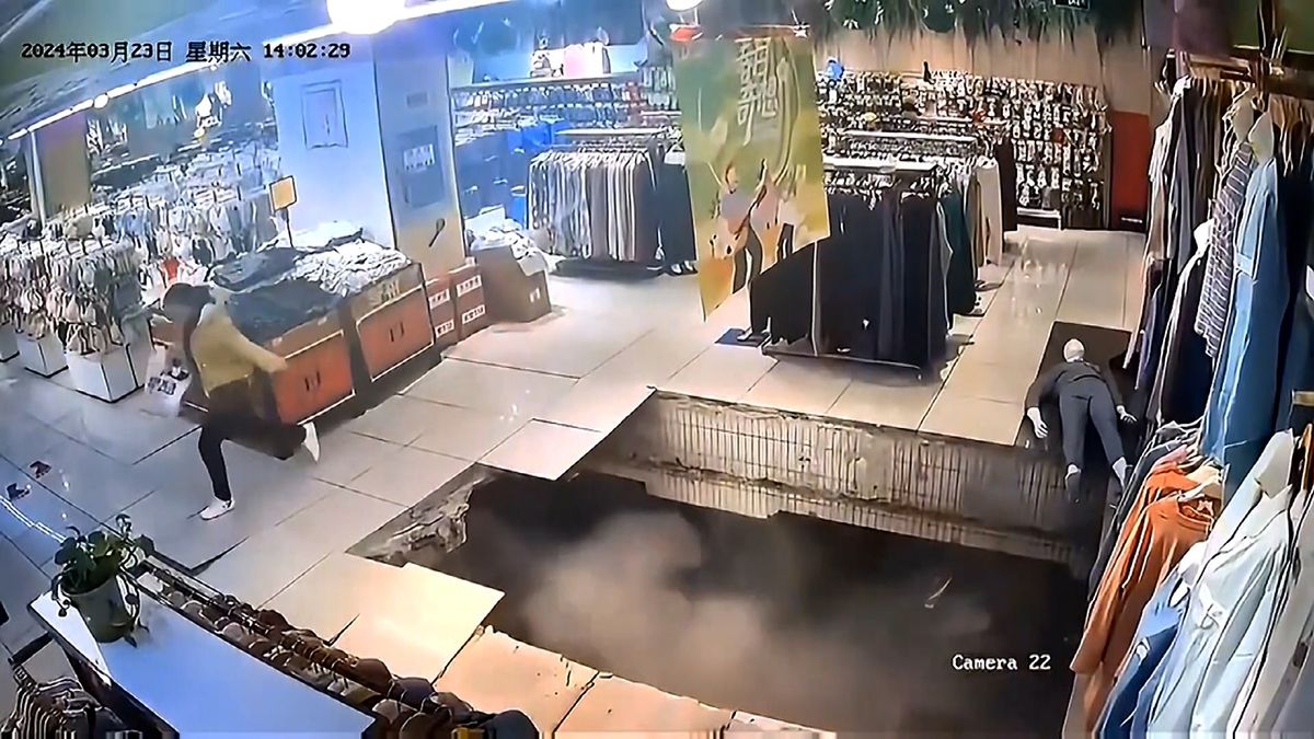 Zákaznice se v čínském obchodním domě propadla podlahou